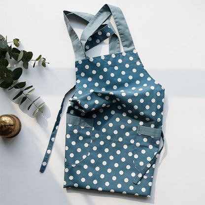 Full front view of the 89 by 86 centimeter sleeveless quick-drying apron.