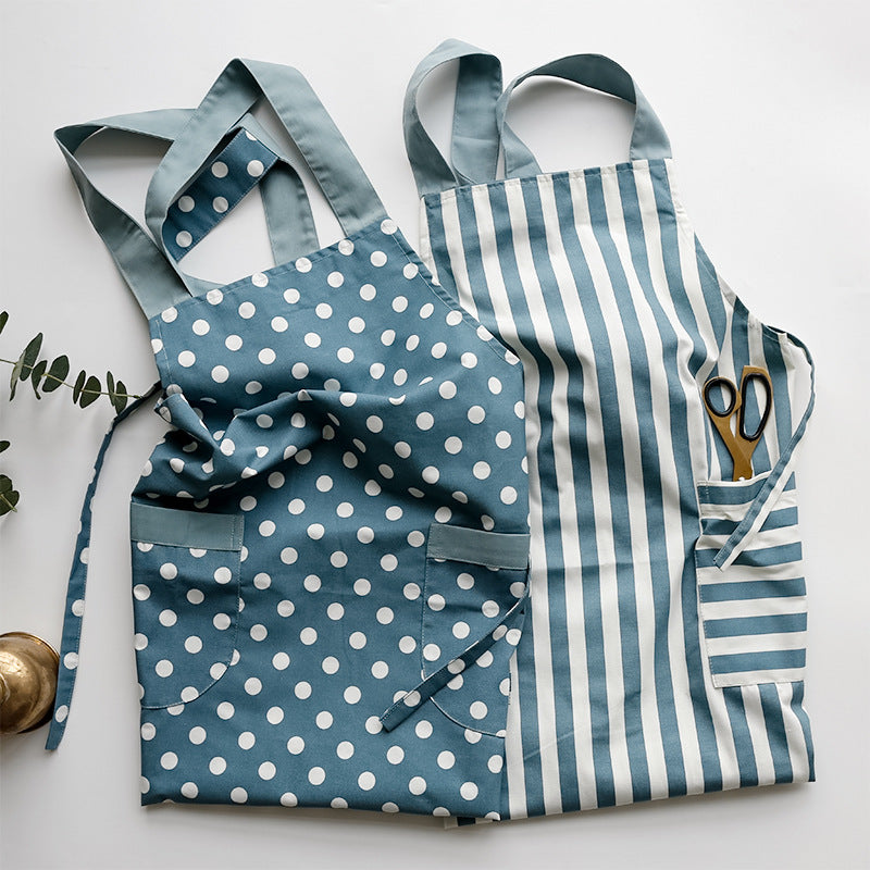 Sleeveless worsted cotton antifouling cooking apron with polka dot design.